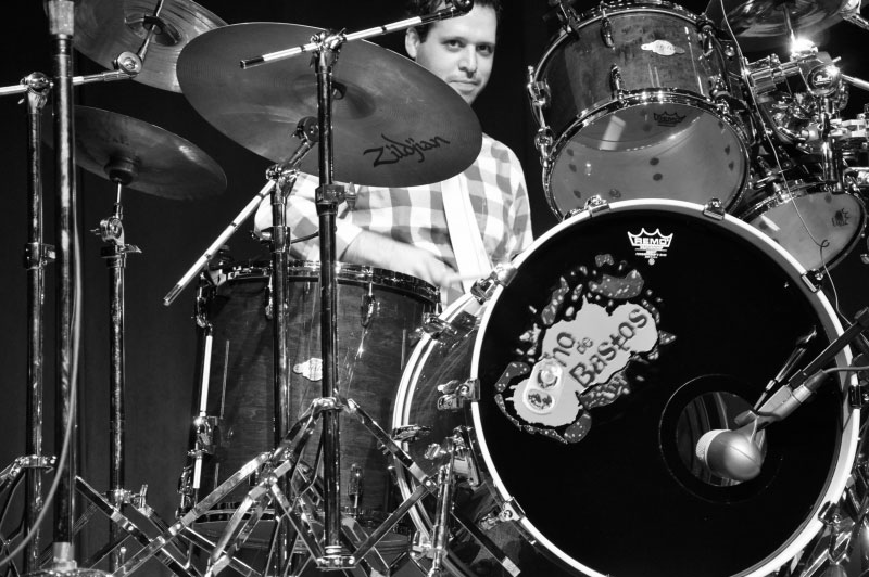 Ocho de Bastos' Raul on drums