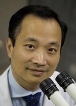 Ming Wang gives lecture on life, eye health, music