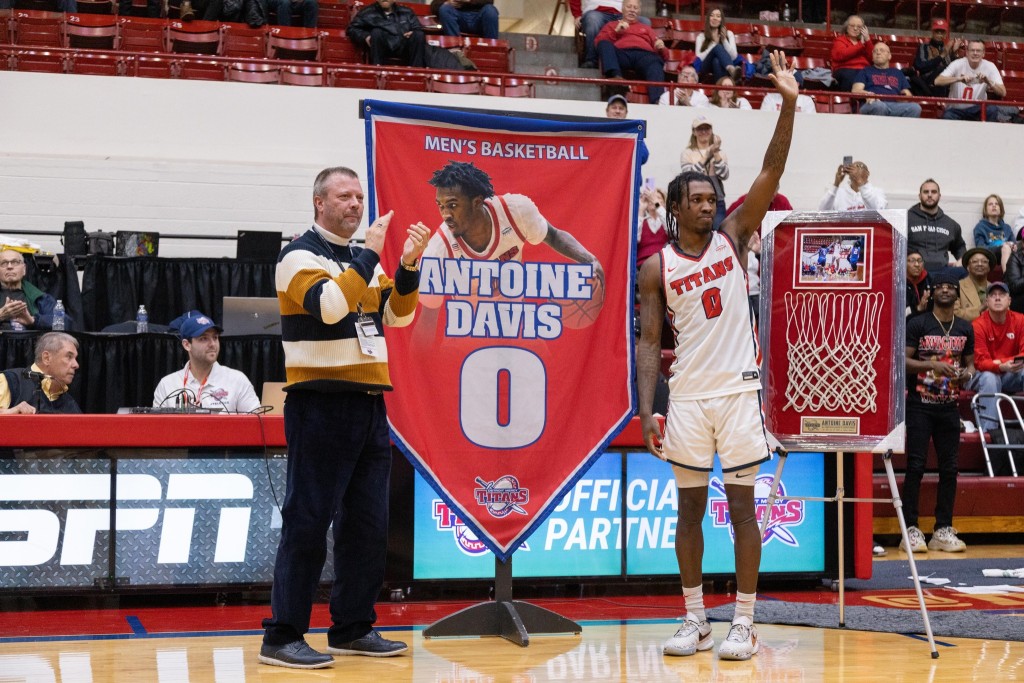 Titans retire No. 0 jersey of Antoine Davis